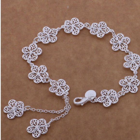 Jewelry - 925 sterling silver flowers bracelet